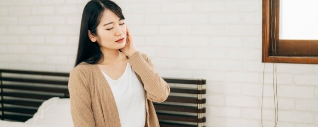首の痛み