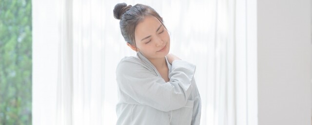 首の痛み